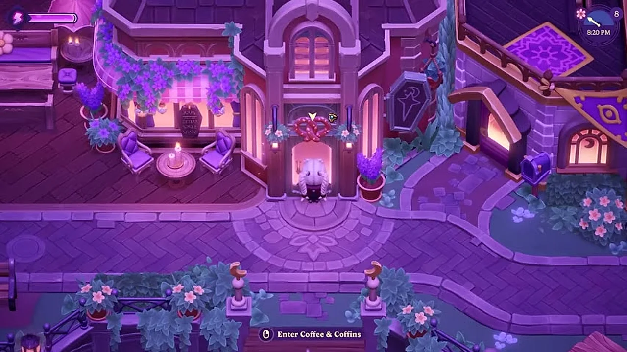 Der Eingang zu Coffee & Coffins im Moonlight Peaks Town Center bei Nacht.